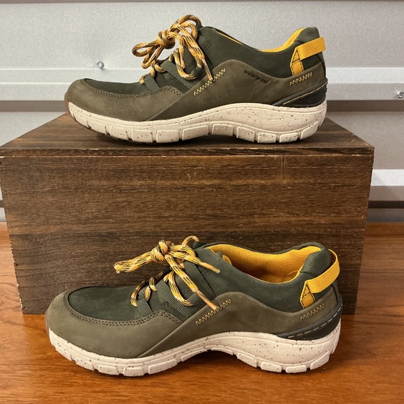 Clarks Women Wave Range AP Leather Olive Yellow Walking Shoe Size 7.5 - Picture 2 of 7